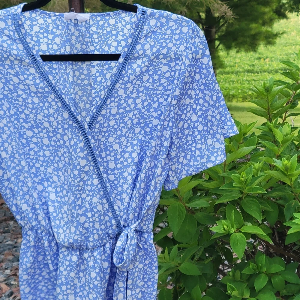 Sienna Sky Blue & White Floral V Neck Wrap Blouse Medium - Picture 3 of 9